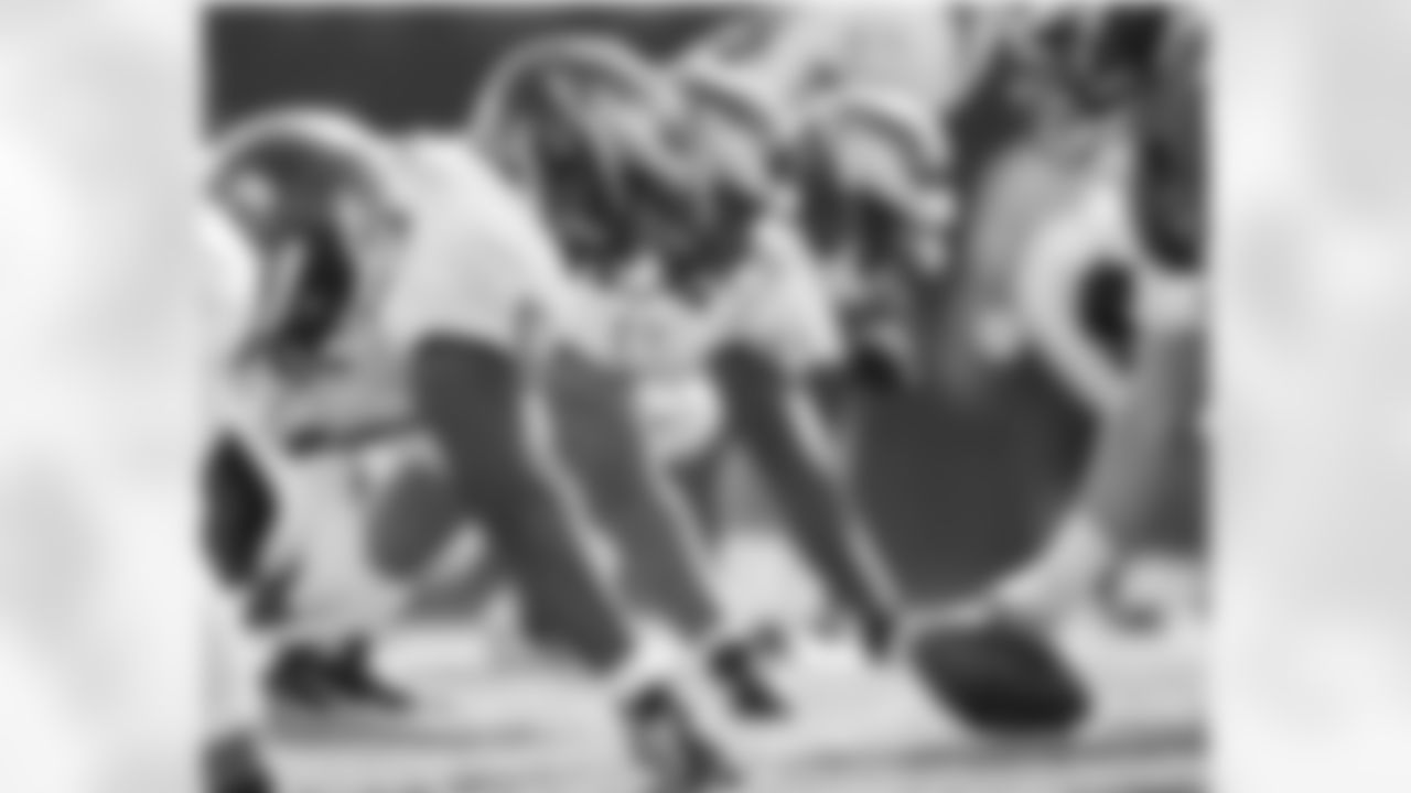 DT Antonio Dixon lines up