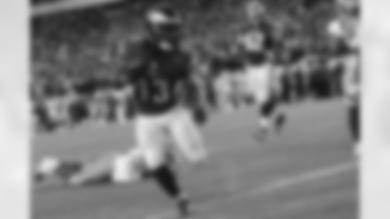 RB Darren Sproles scampering into the end zone
