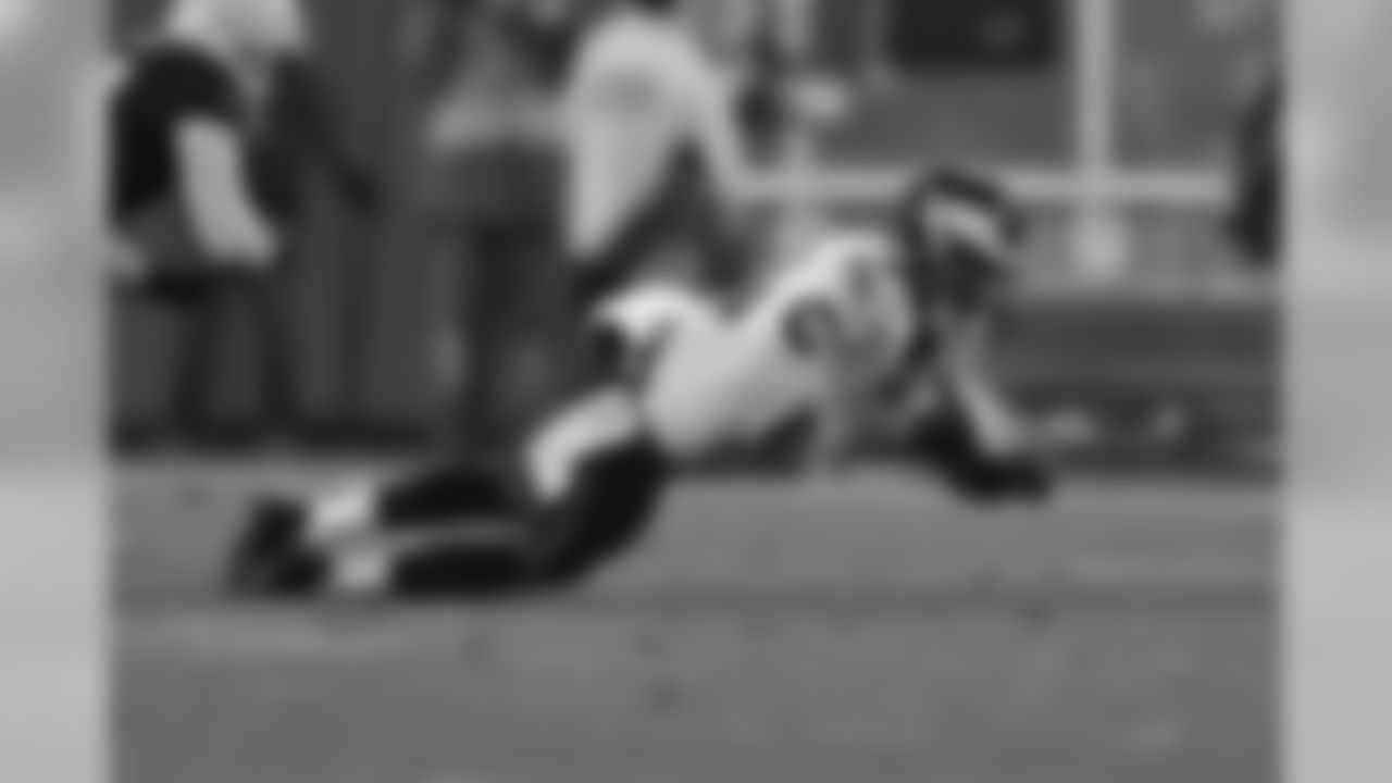 TE Zach Ertz diving for extra yards