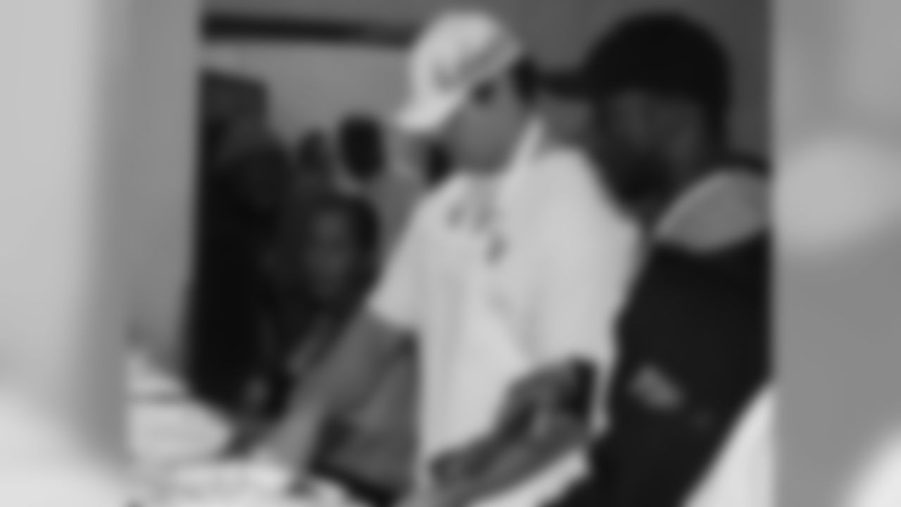 Avant and Young serve up the meals