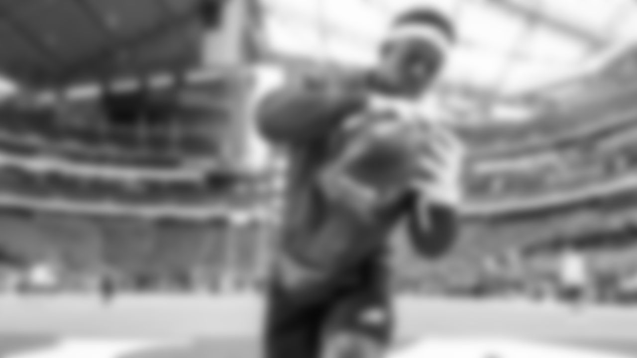 RB Jordan Howard warms up