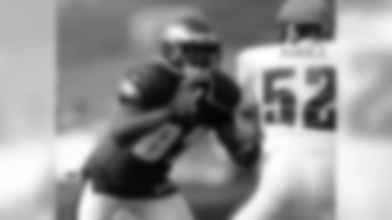 WR Jason Avant works as a blocker on special teams