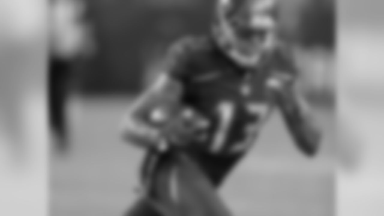 WR Mike Evans leads the Buccaneers in receving yards with 662
