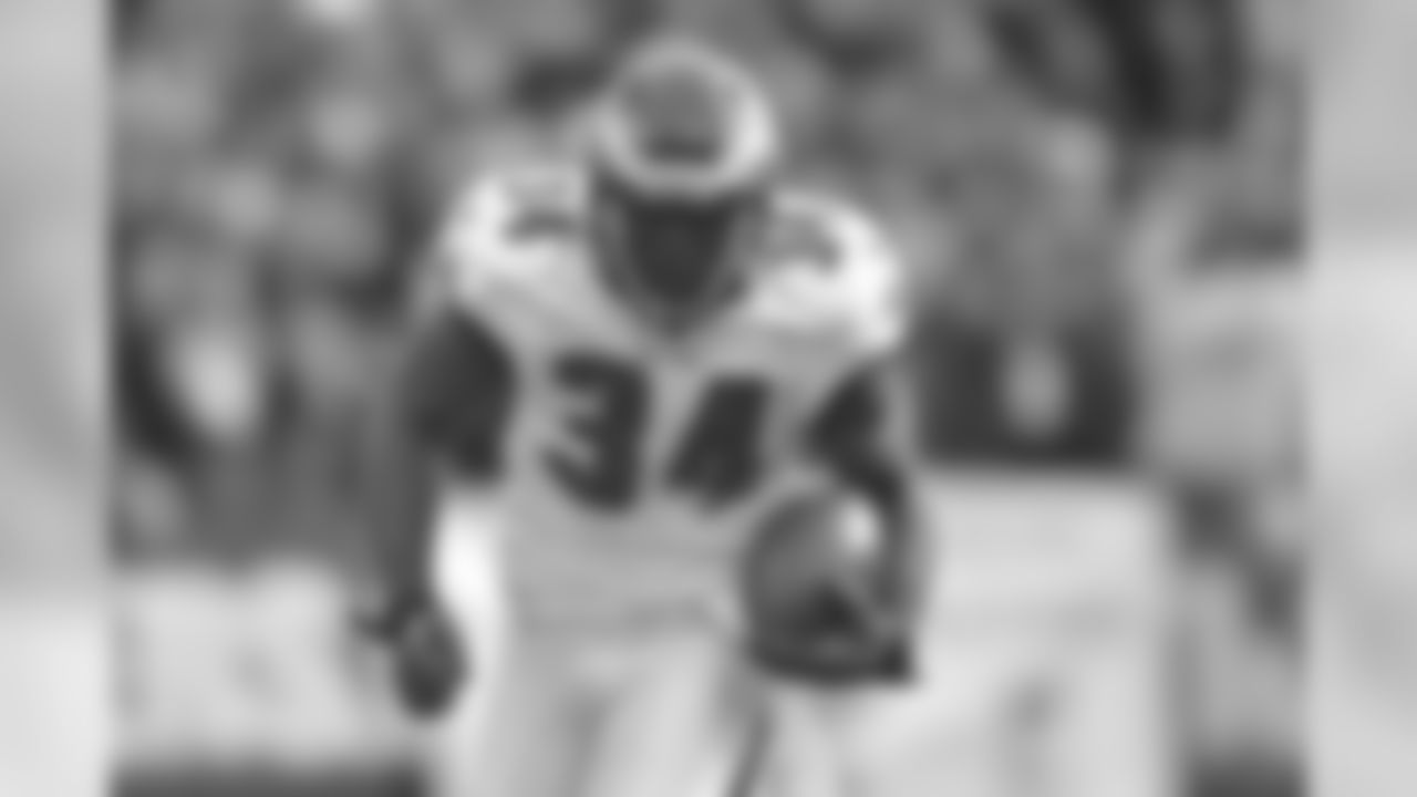 Eagles' RB Bryce Brown rushes for a gain.