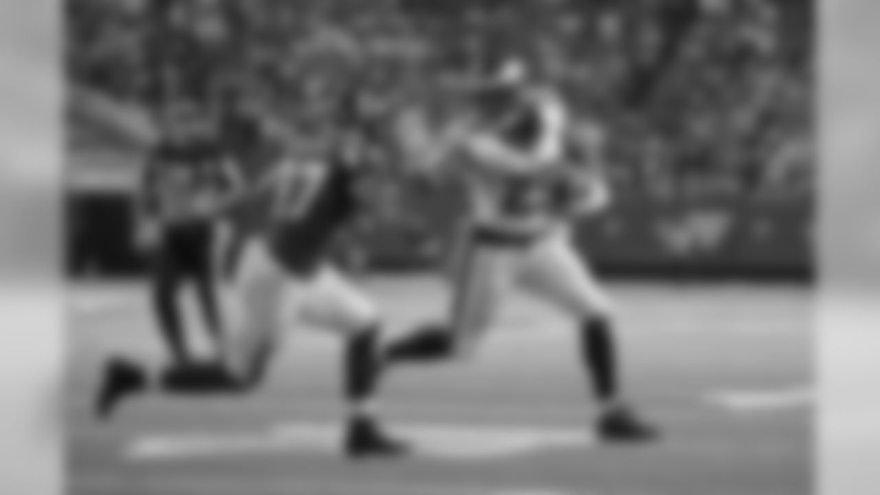 RB DeMarco Murray runs for the endzone