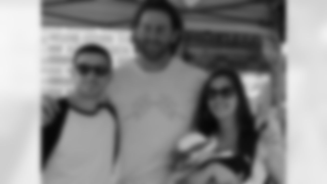 G Evan Mathis makes young Eagles fans pass out by his appearance