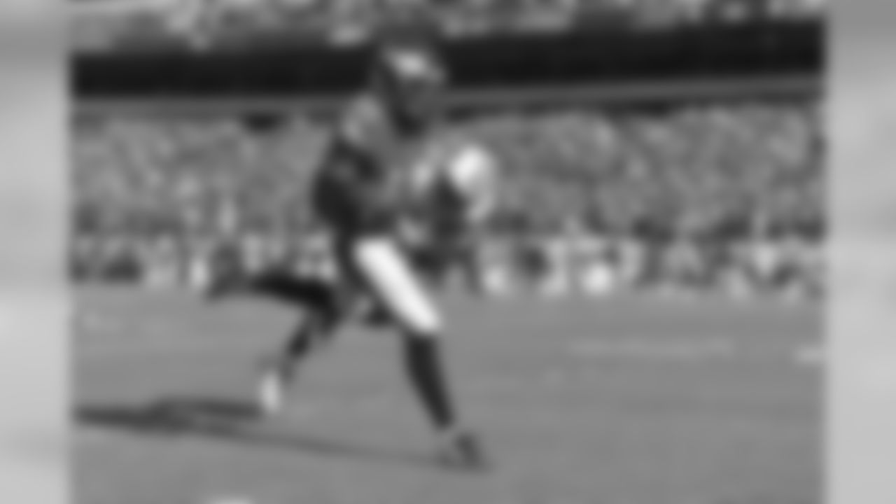WR Josh Huff returning the opening kickoff for a touchdown!
