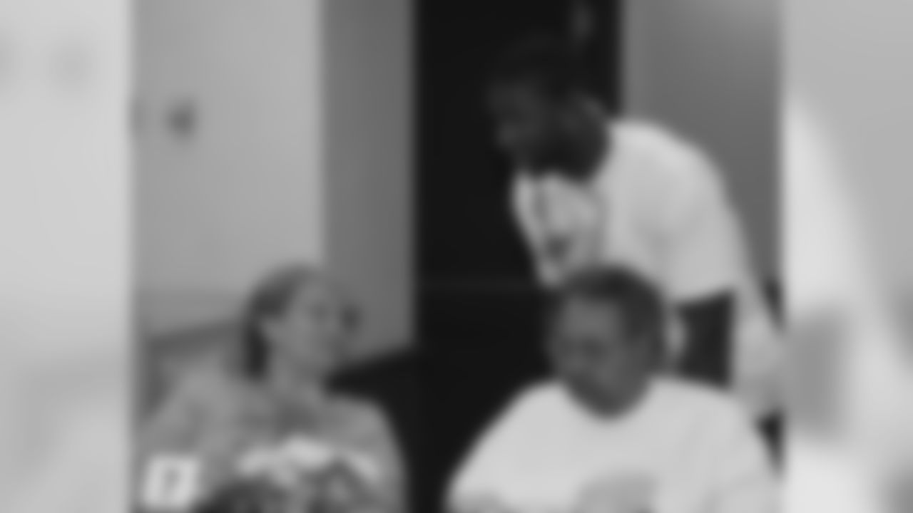 Eagles Visit Magee Rehabilitation