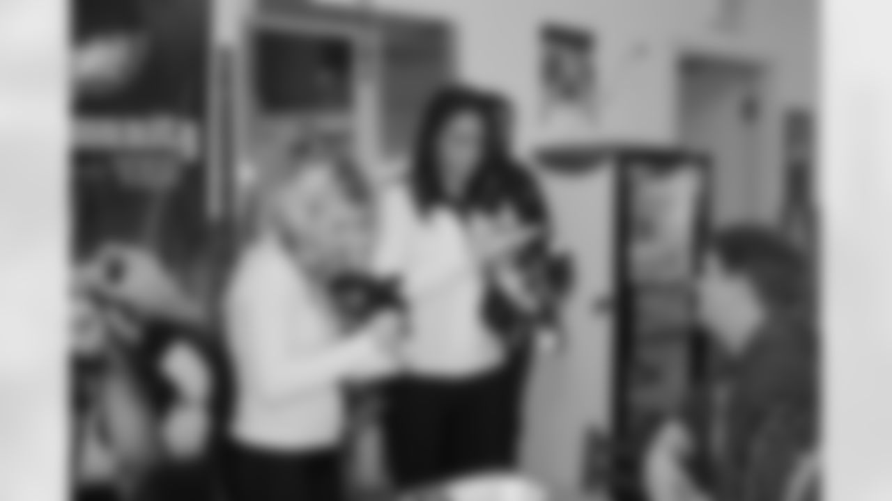 Eagles and Tony Luke visit Covenant House