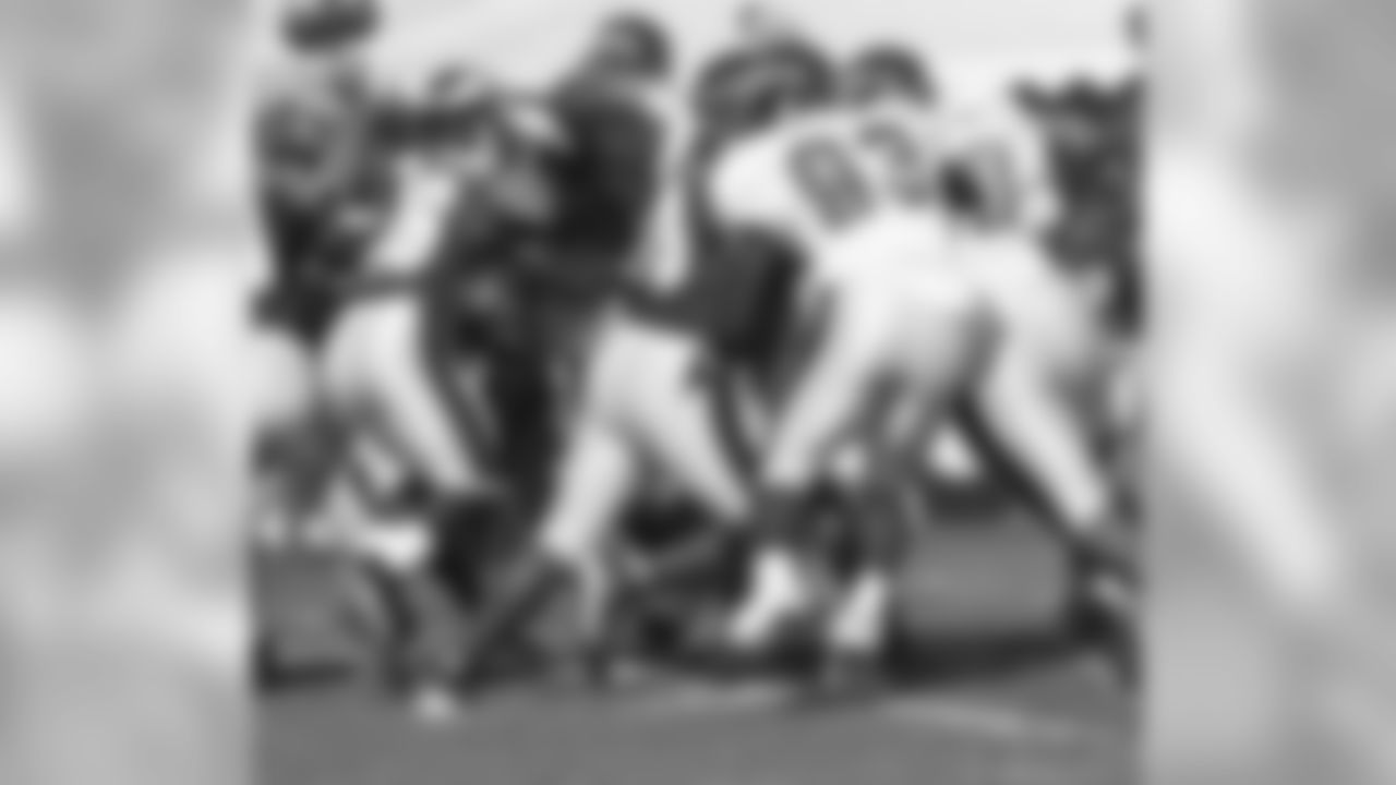 RB Brian Westbrook pushes for space