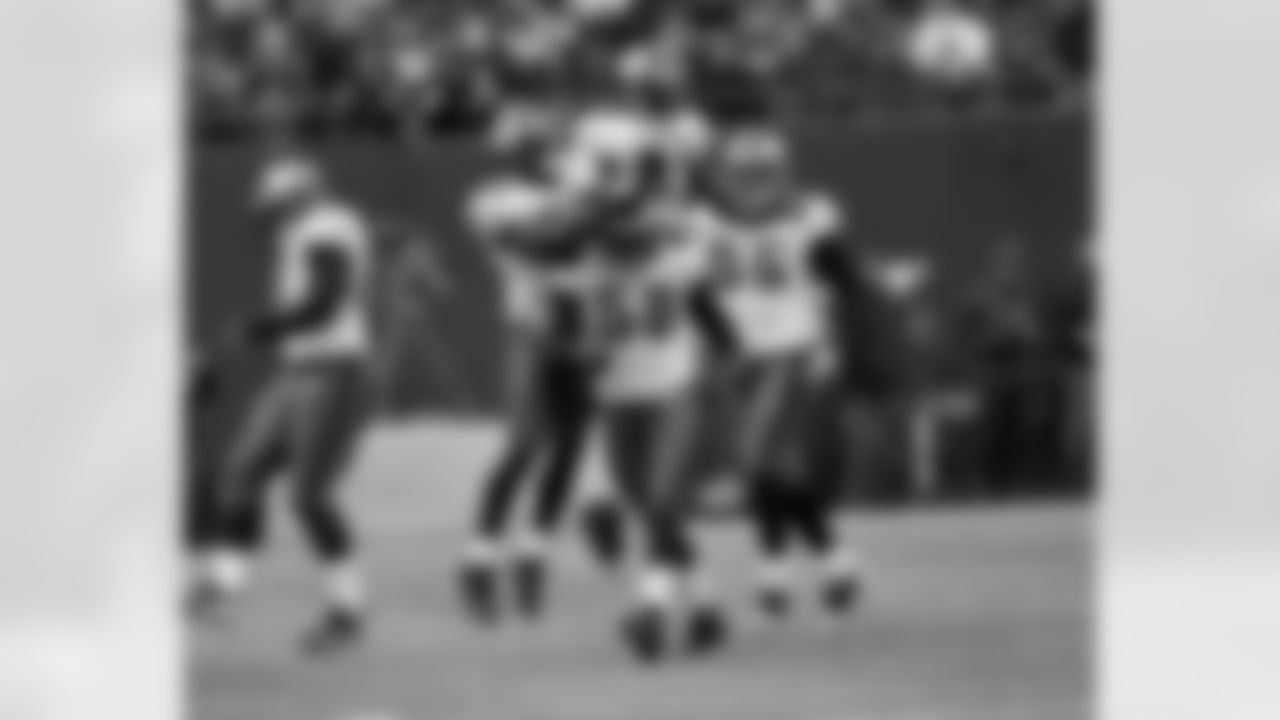 DE Trent Cole gets props from his teammates following FG block