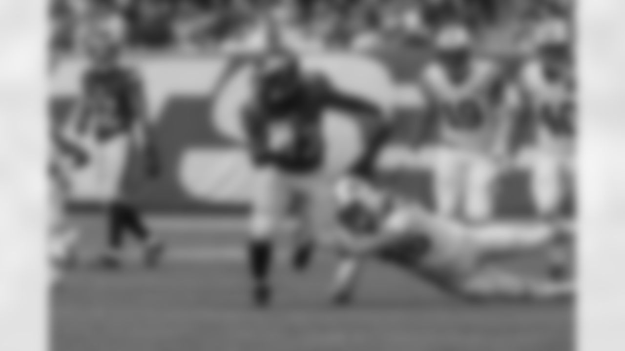 RB Darren Sproles slips through the tackle