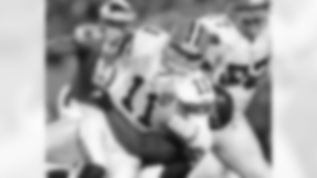 DE Trent Cole wraps up QB Ken Dorsey