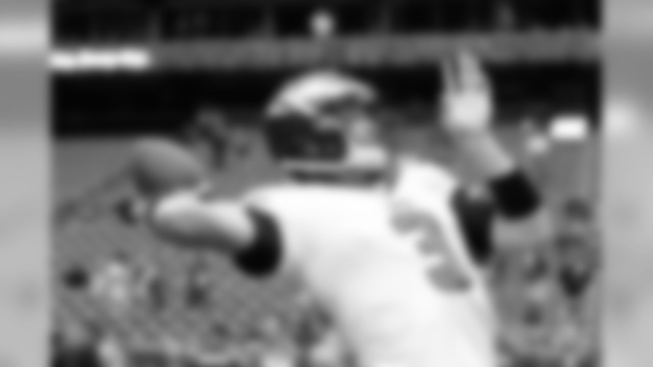 QB Mark Sanchez warming up