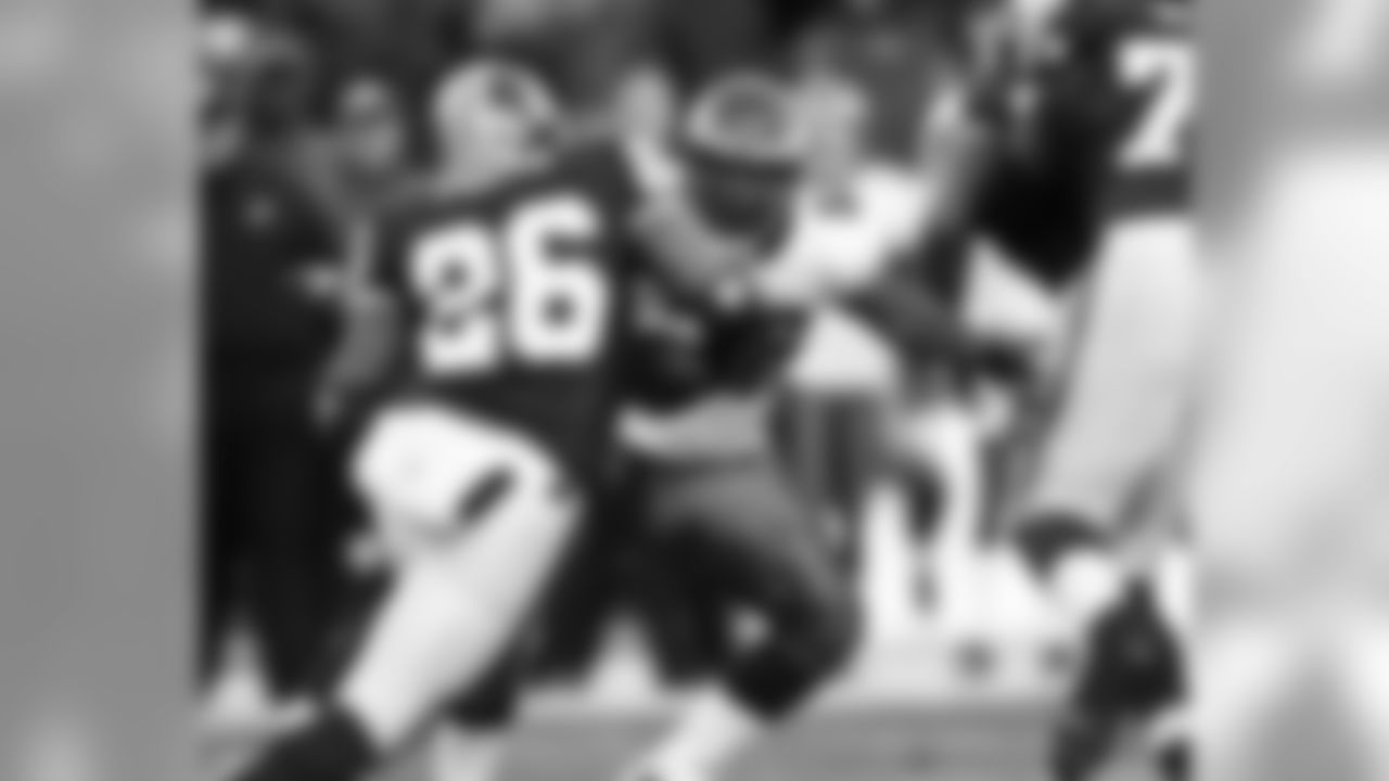 LB Akeem Jordan lines up Skins RB Clinton Portis