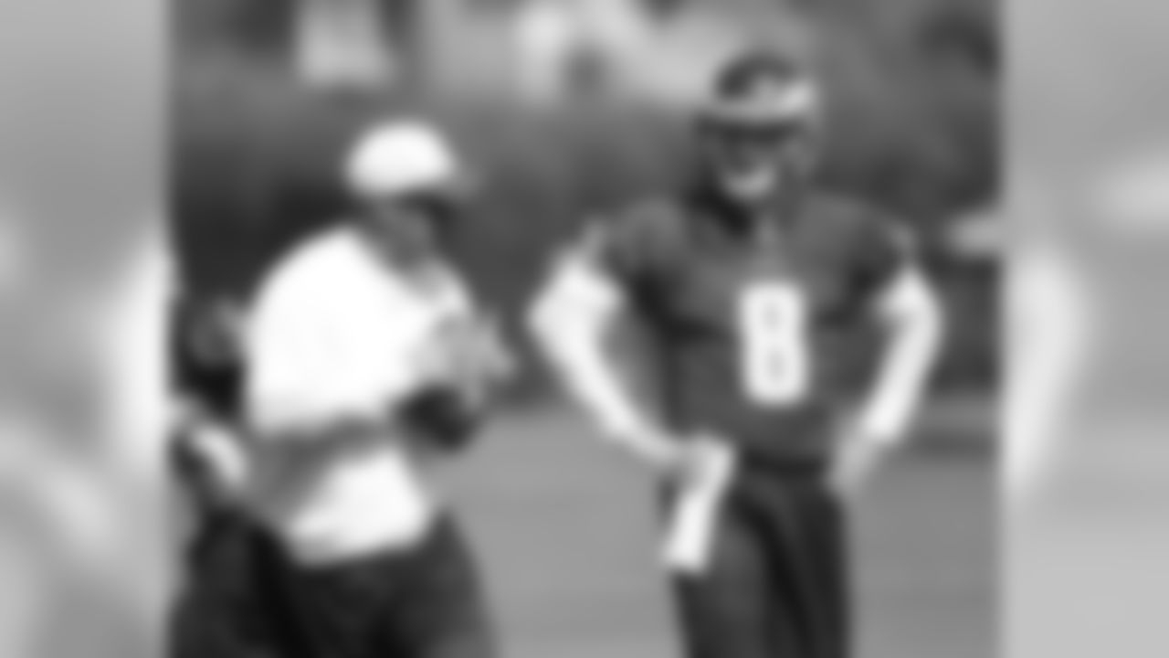 Coach Doug Pederson works with QB Mike Kafka