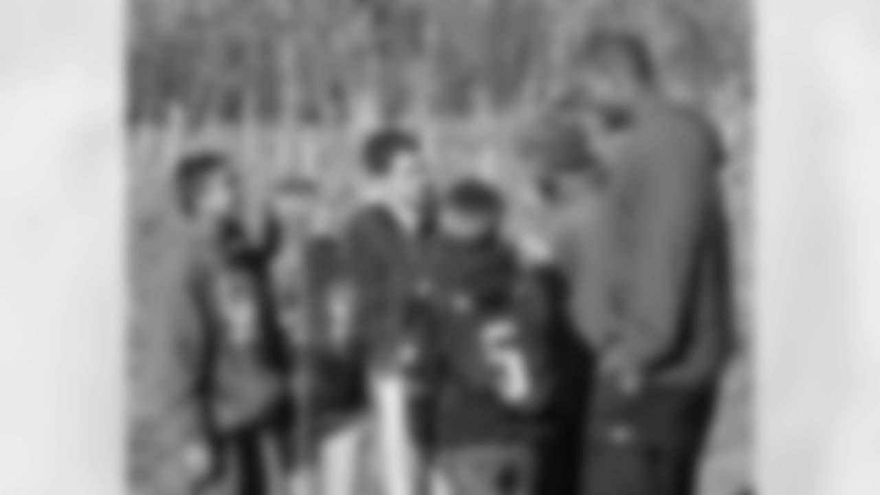 Hanson and Justice take a moment to talk to the Snyder Middle School students