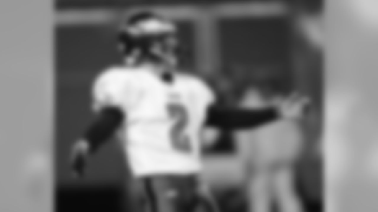 K David Akers tests the pre-game conditions at Giants Stadium