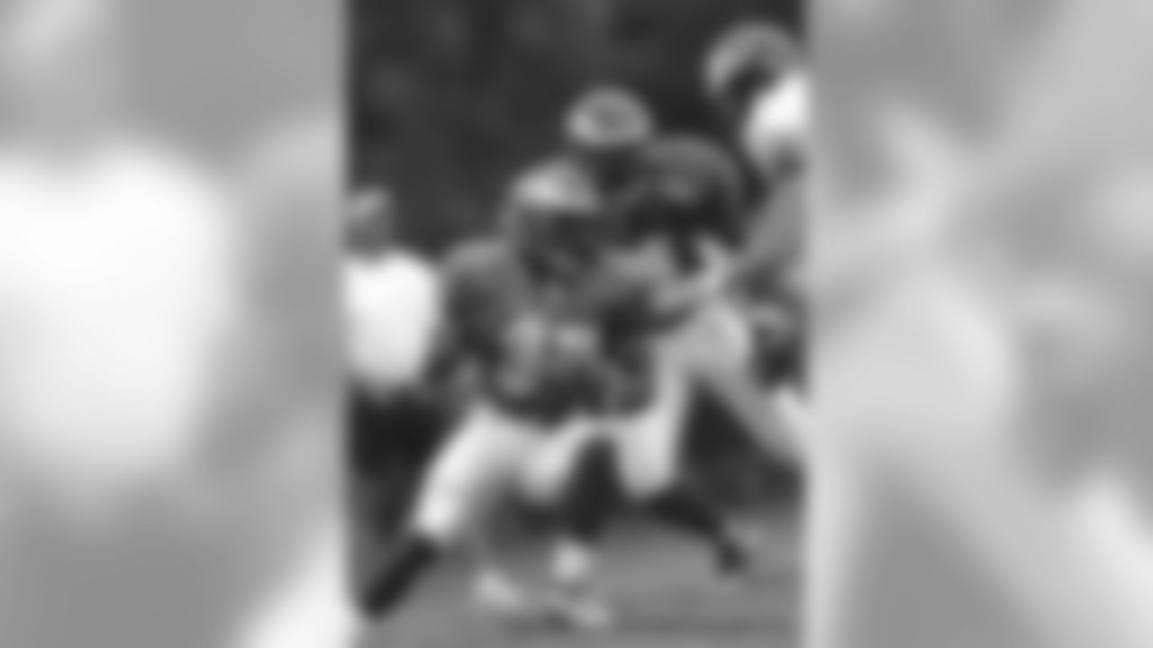 RB Brian Westbrook looks for opening
