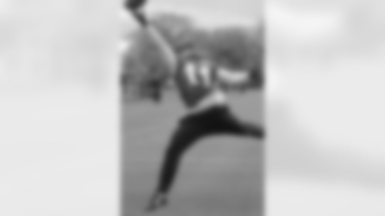 WR Josh Huff stretches to grab a ball