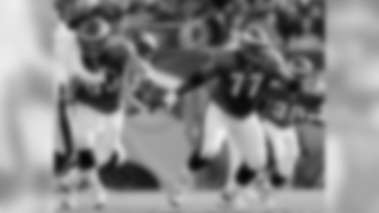 C Hank Fraley and G Artis Hicks pave the way for RB Brian Westbrook