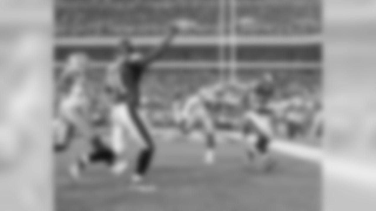 WR Jason Avant raises his hand as TE Brent Celek hauls in a TD pass