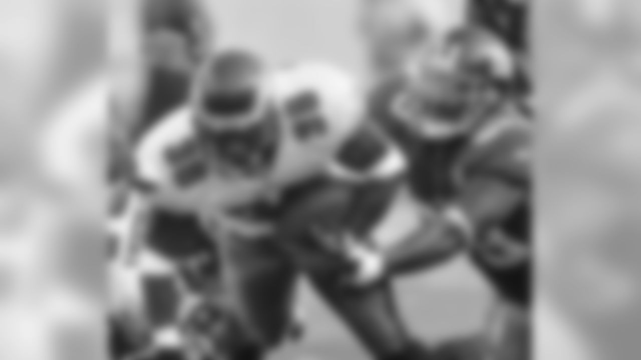 RB Brian Westbrook lunges forward