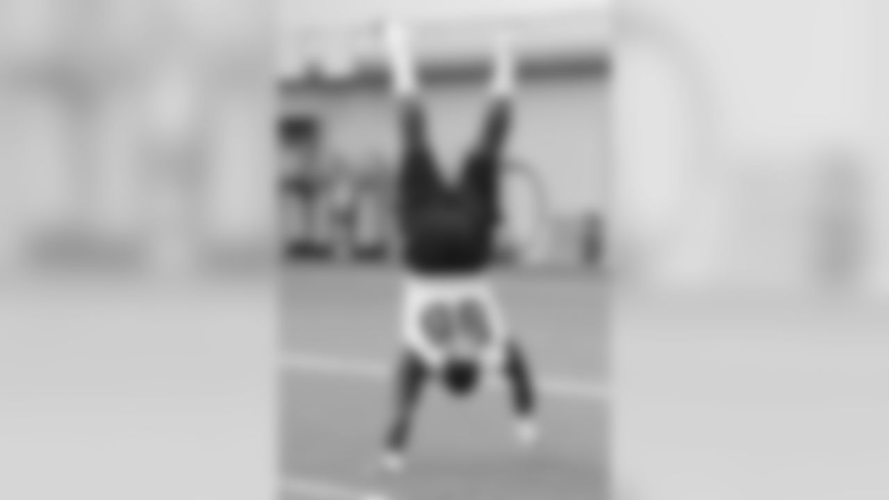 DT Bennie Logan showing off some balancing technique