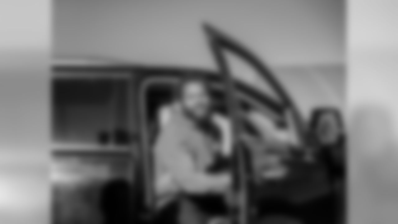 DE Michael Bennett arrives in Philadelphia