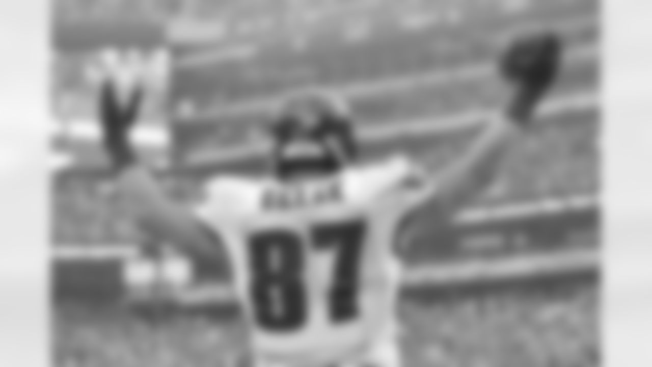 Eagles' TE Brent Celek celebrates his 25-yard touchdown.