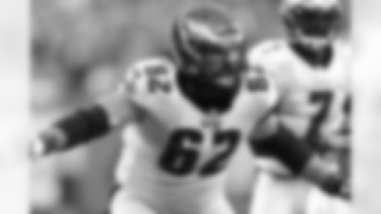 Eagles' center Jason Kelce protects after hiking the ball in the first half of Sunday's game against the Giants.