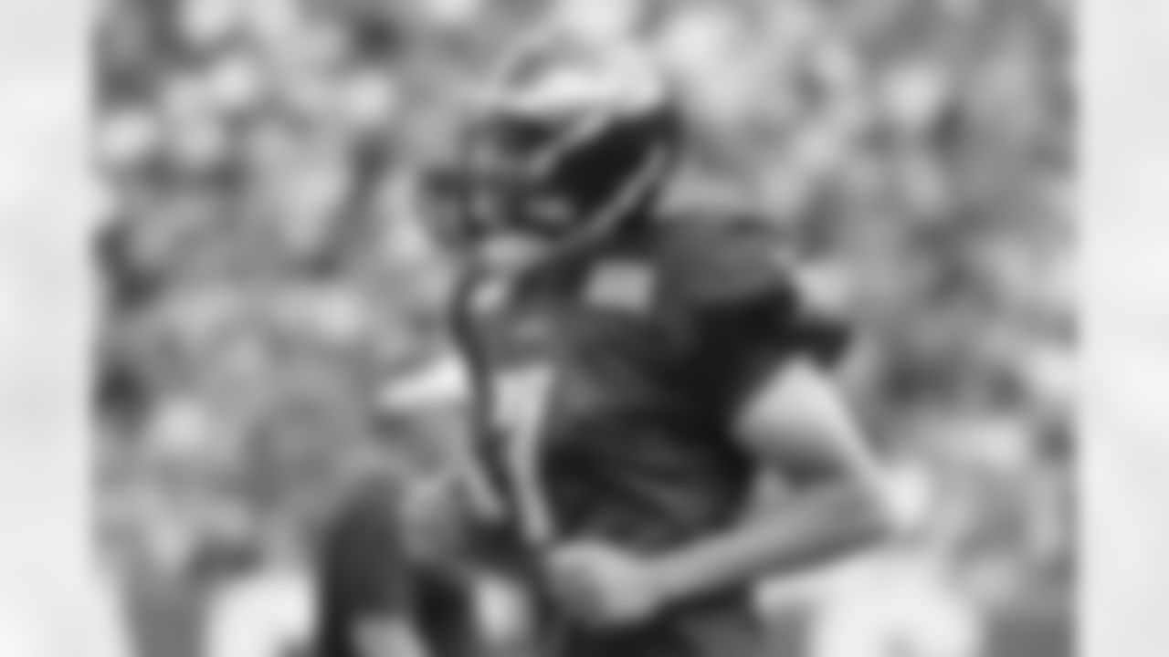 QB Sam Bradford runs to the next play