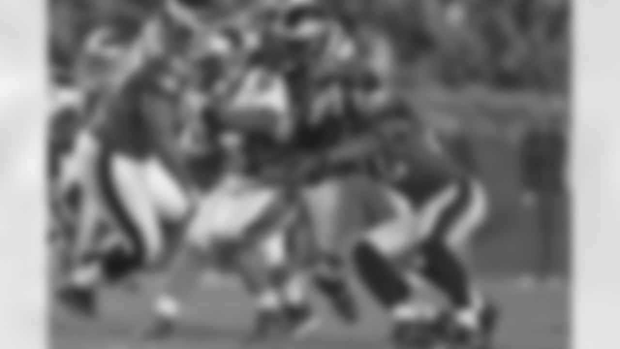 LB DeMeco Ryans makes a tackle