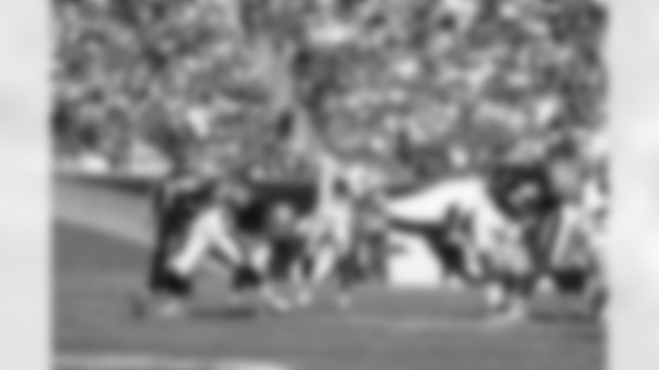 Cowboys' QB Tony Romo delivers a pass against the Eagles' defense.