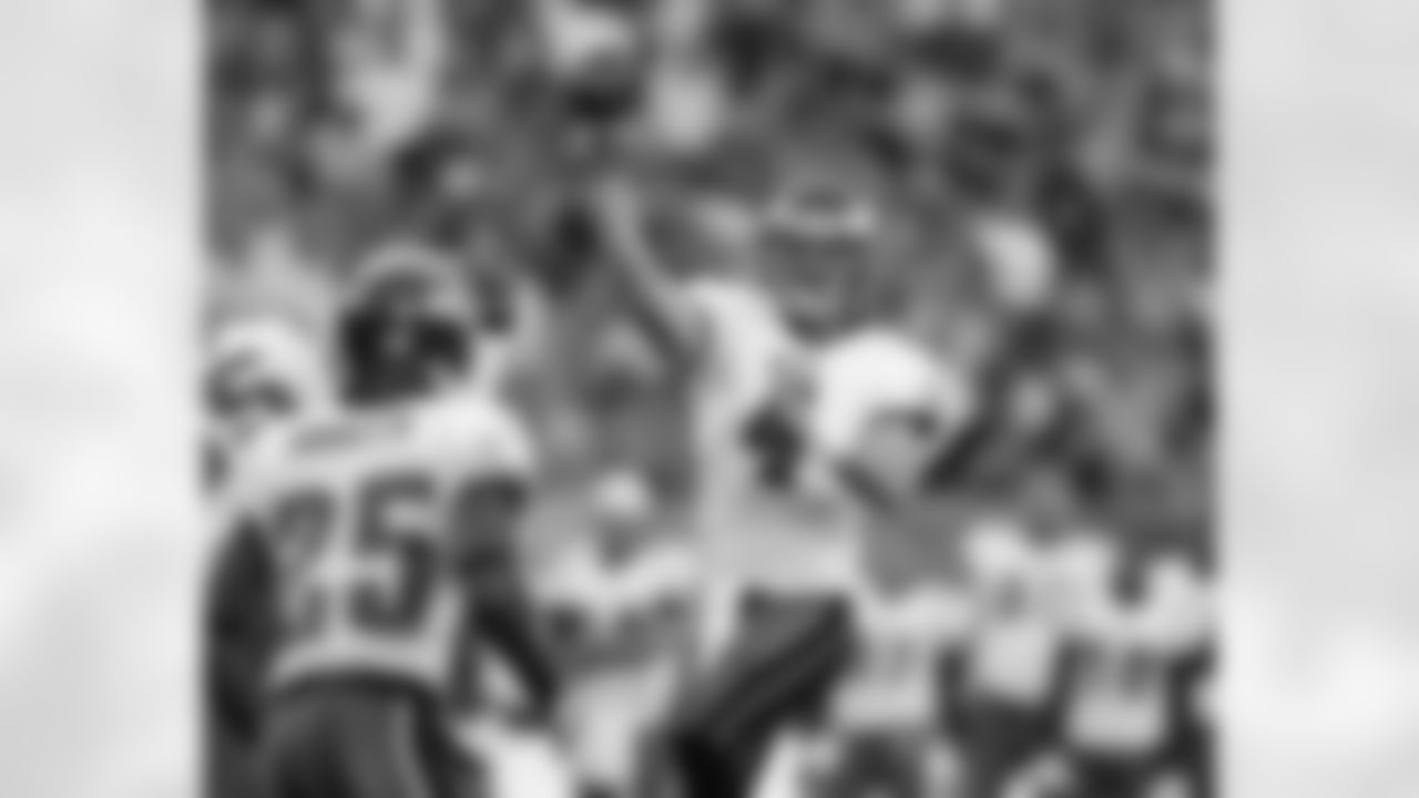 QB Kevin Kolb throws a screen pass to RB Lorenzo Booker