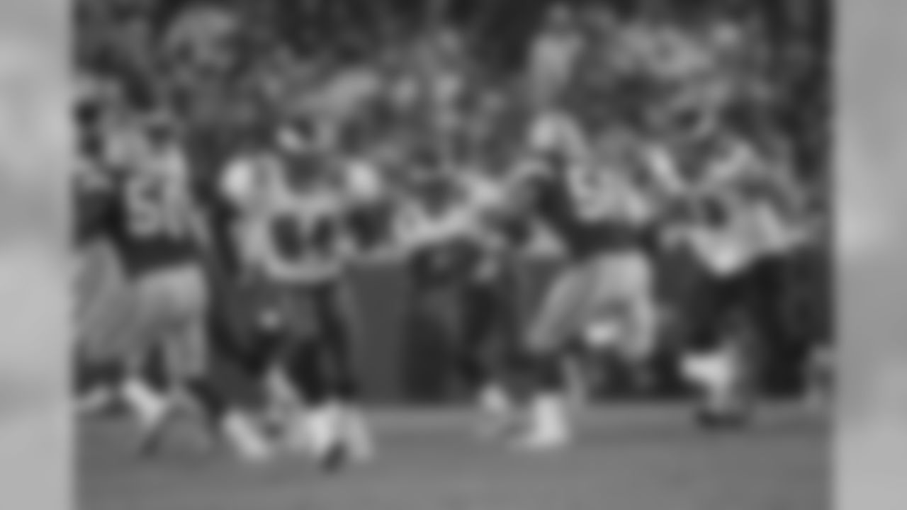 RB Brian Westbrook carries