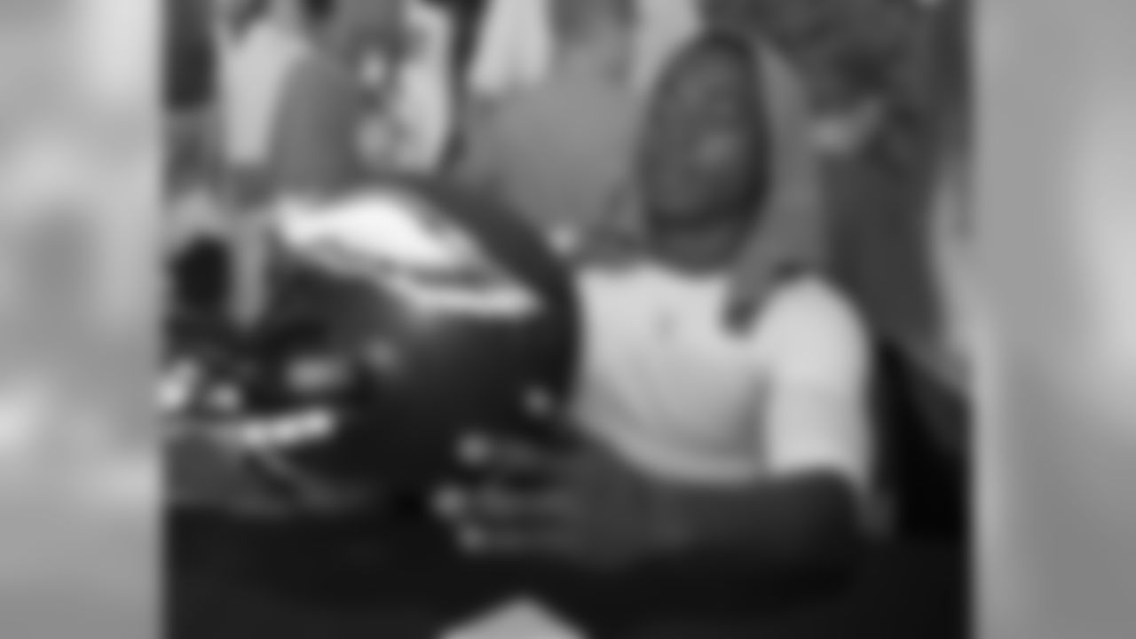 WR Jeremy Maclin signs a helmet