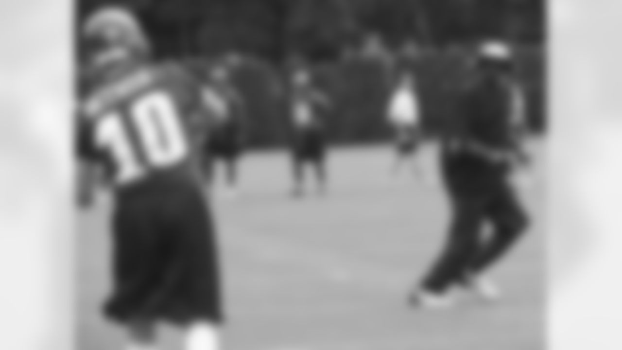 QB Koy Detmer unloads pass to Harold Carmichael