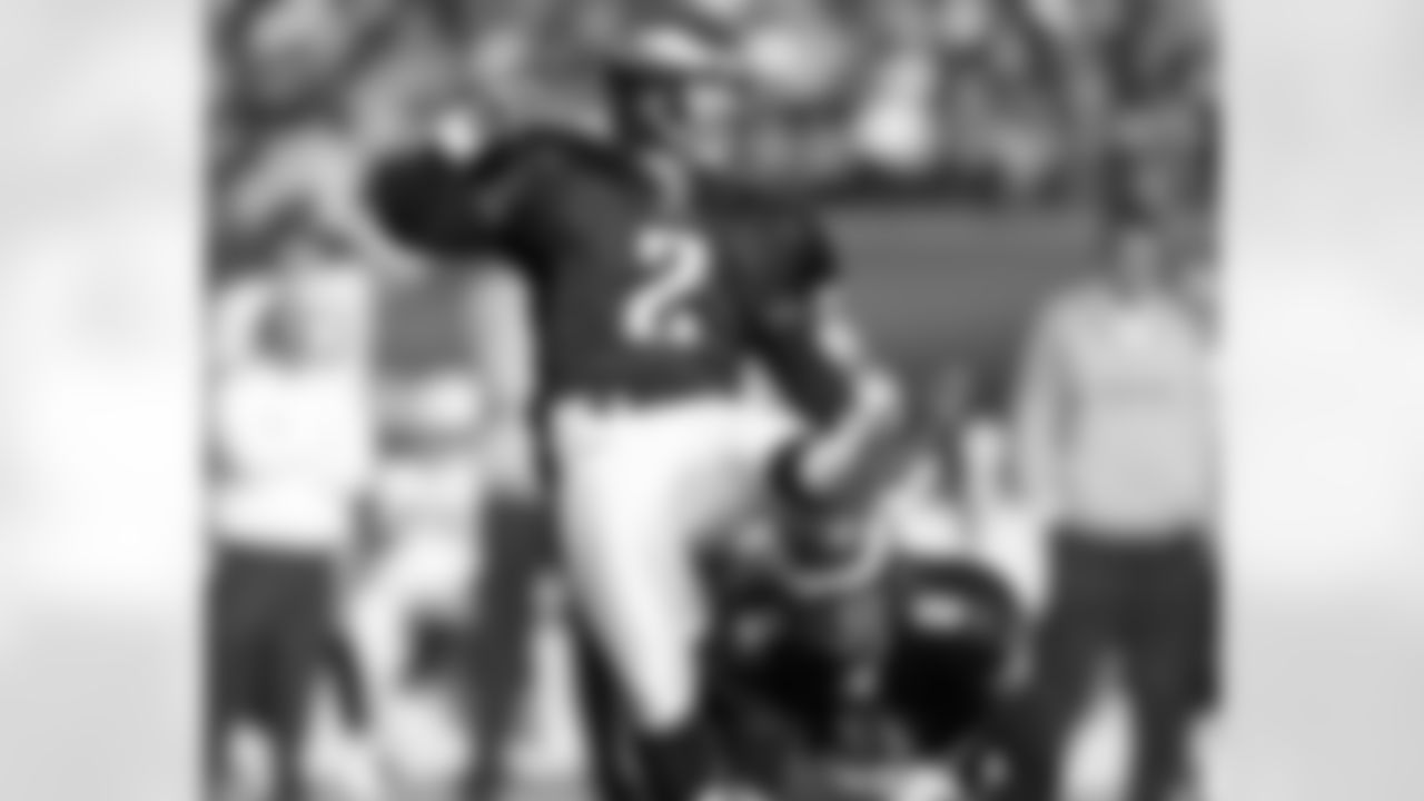 K David Akers watches his field goal kick