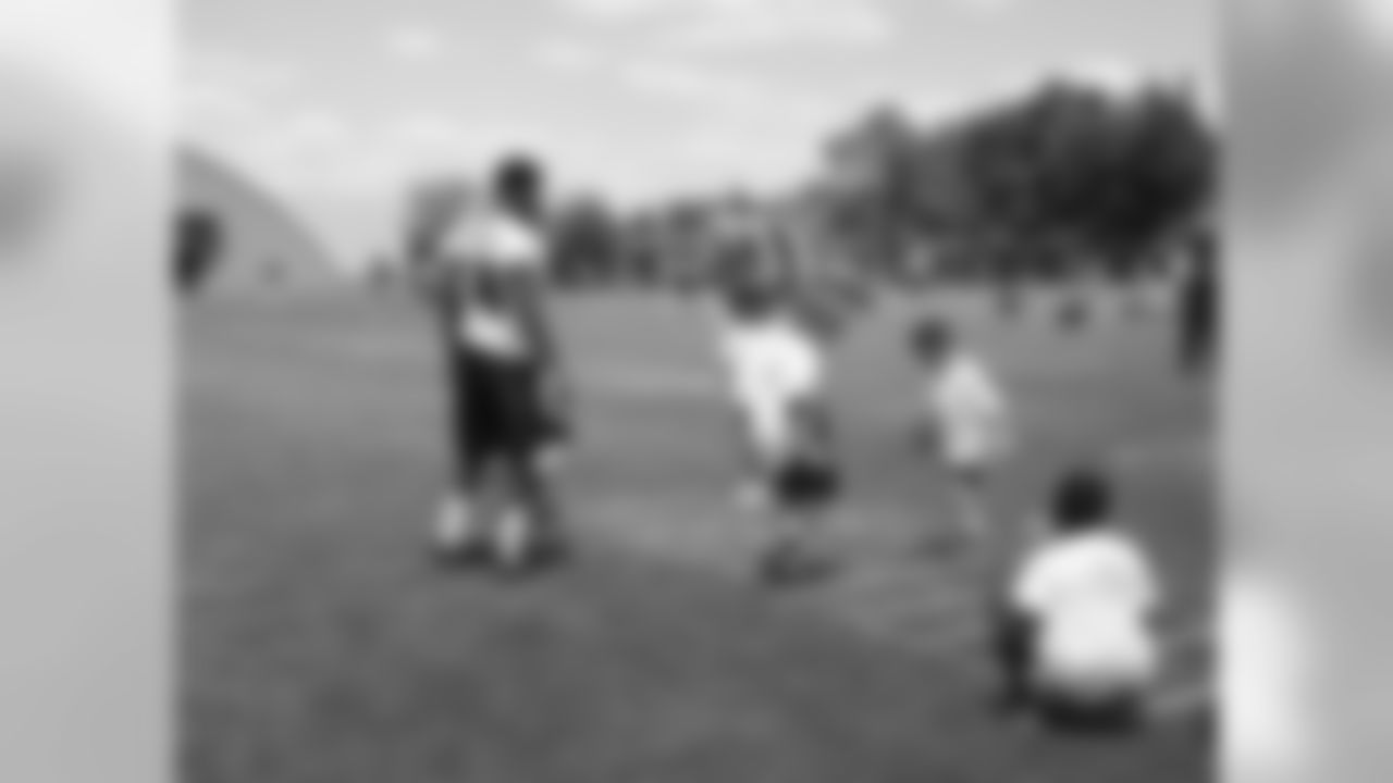 CB Bradley Fletcher makes sure the young Eagles fans practice their quick steps