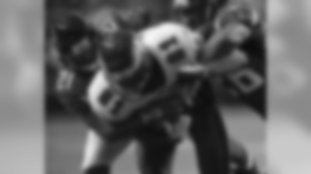 WR Jason Avant gets wrapped up