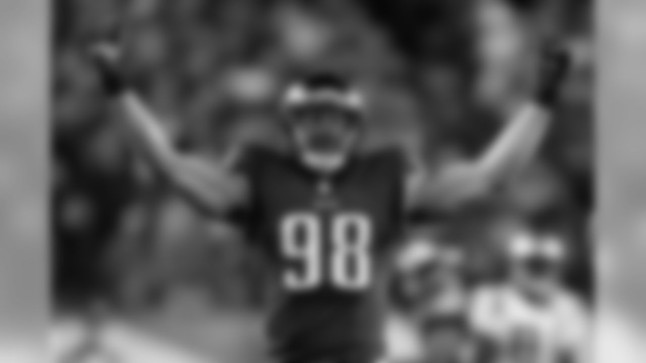 LB Connor Barwin celebrating with the crowd