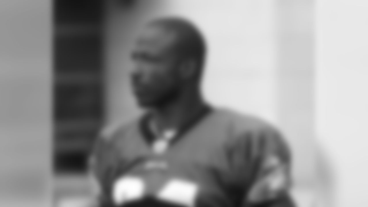 WR Jason Avant gets ready for his first day of full team practice