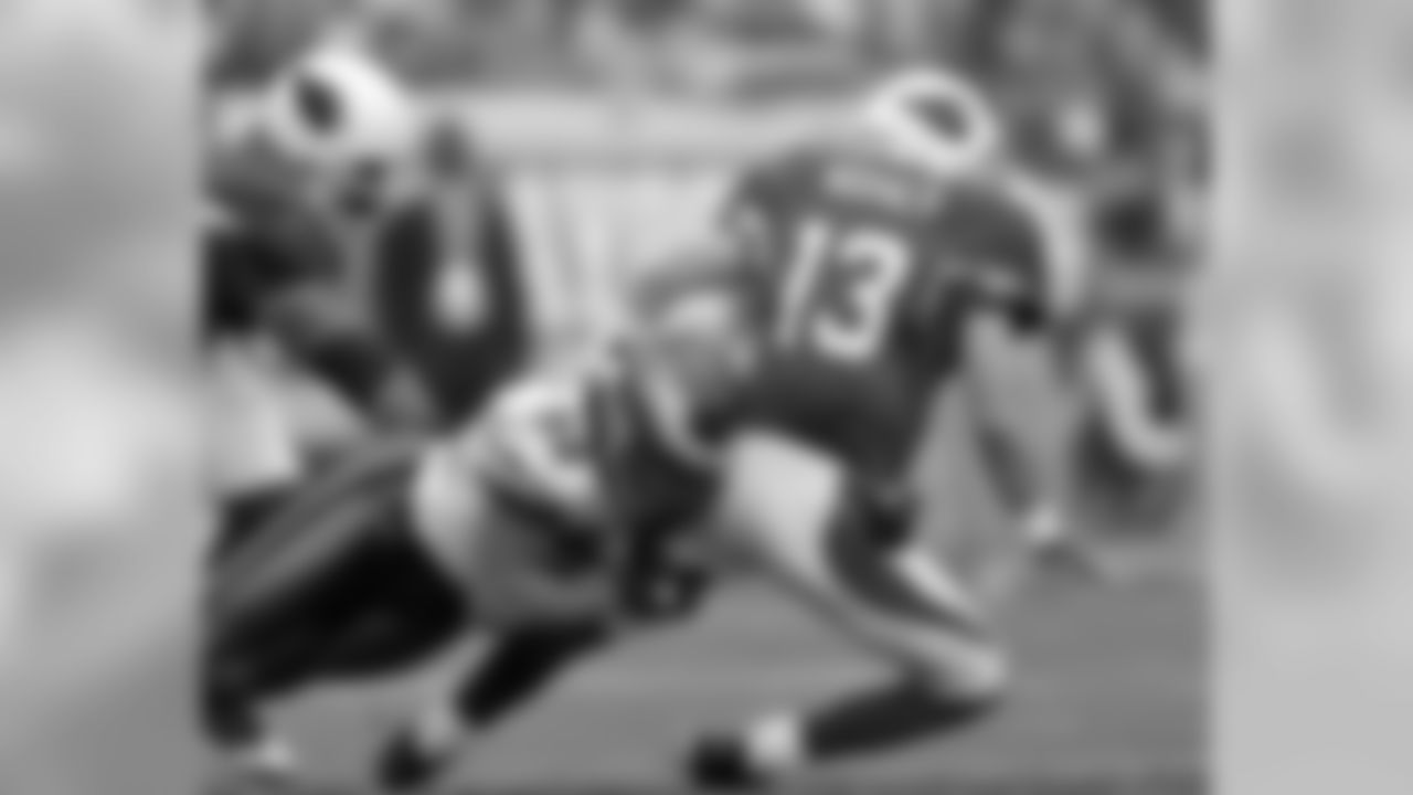 DE Trent Cole gets to Cards QB Kurt Warner