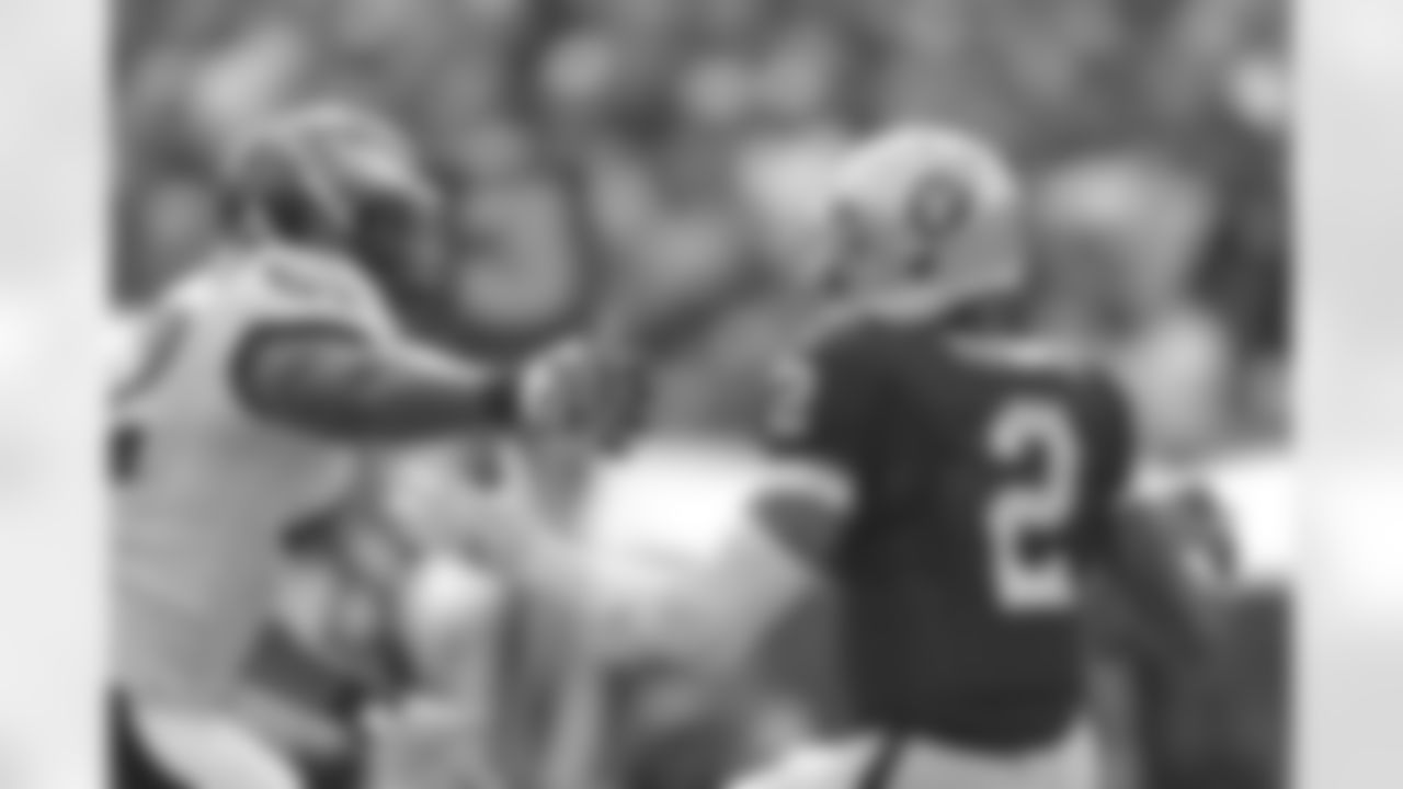 Eagles' DE Cedric Thornton rushes toward Raiders' QB Terrelle Pryor.