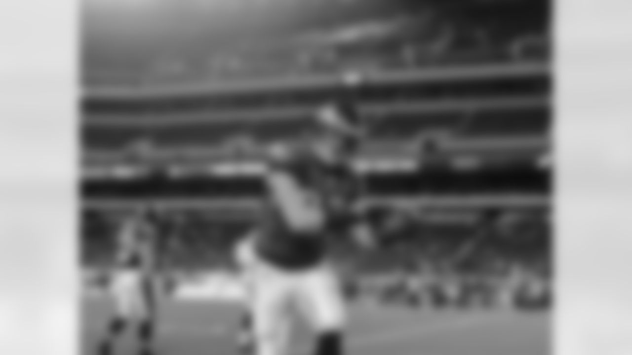 Eagles' TE Brent Celek catches a pass on the field.
