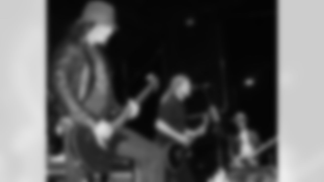 Puddle of Mudd performed LIVE in the Head House Plaza