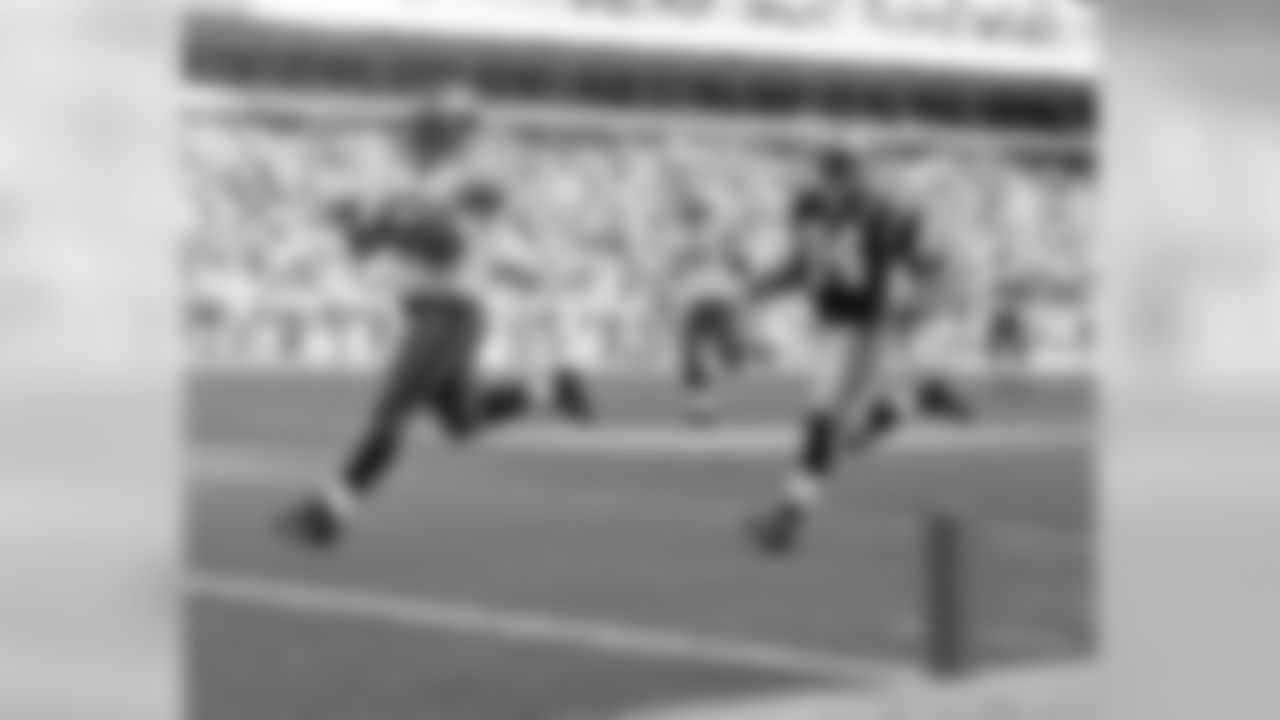 Into the end zone is Brian Westbrook for his first TD of the year