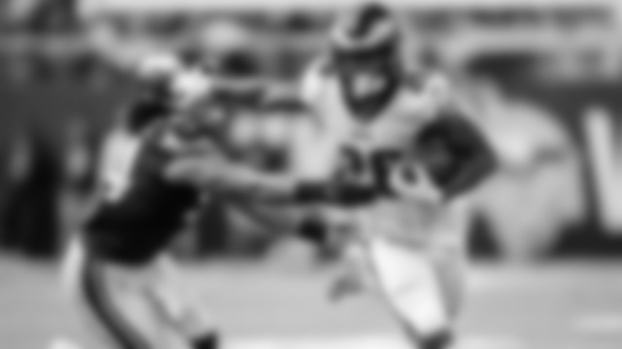 RB Miles Sanders stiff arms a defender