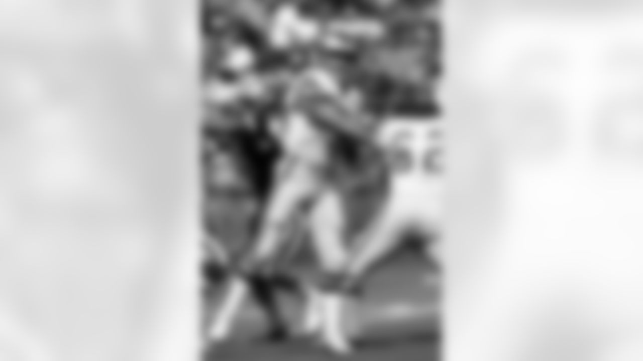 Qb Ron Jaworski airs it out in 1984